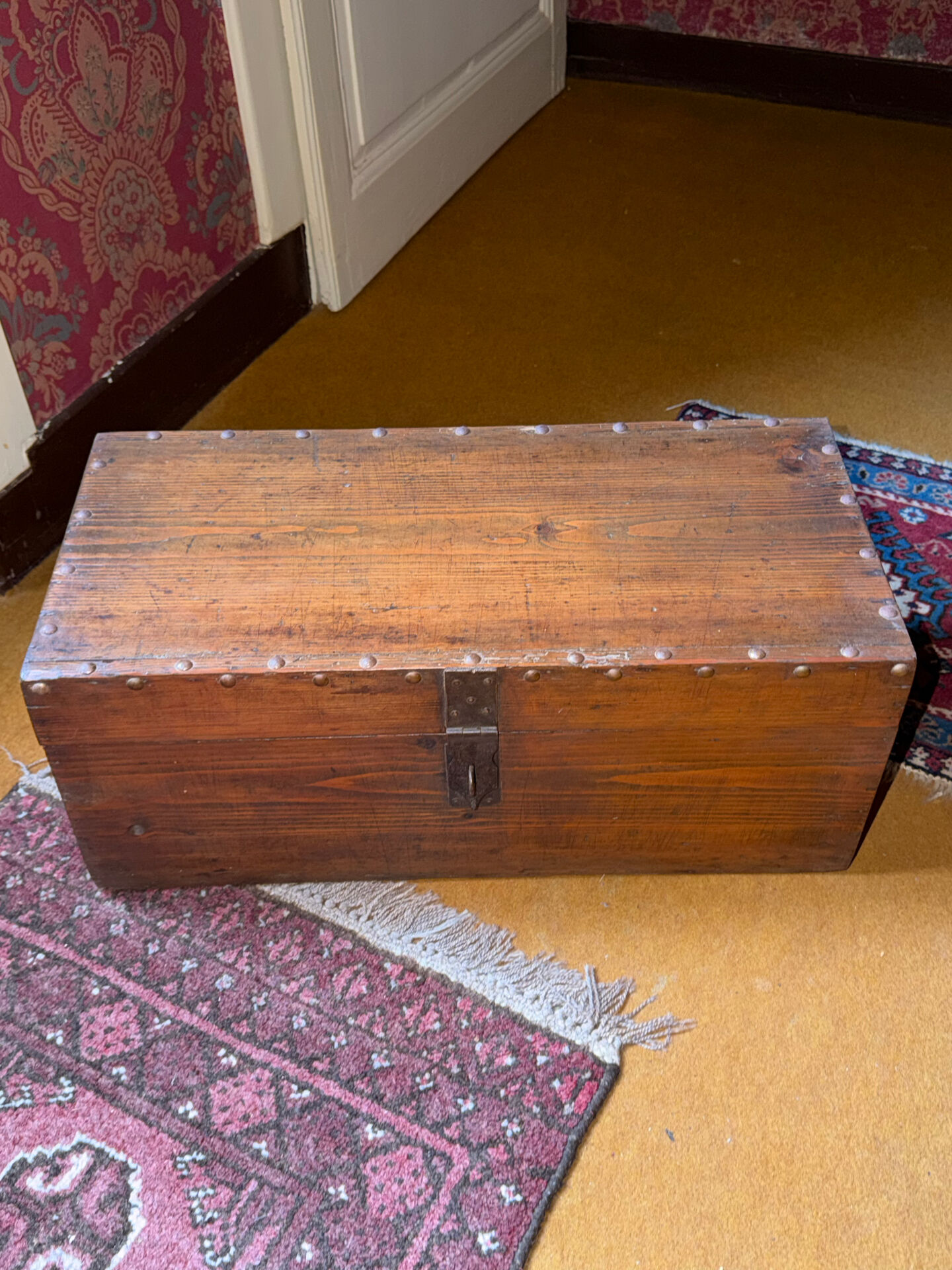 Petit coffre ancien en bois – rustique, authentique