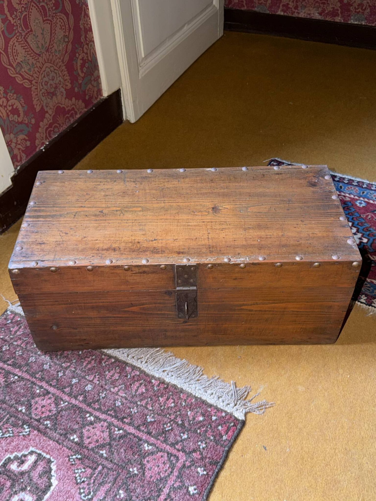 Petit coffre ancien en bois – rustique, authentique
