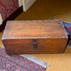 Petit coffre ancien en bois – rustique, authentique
