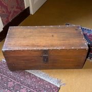 Petit coffre ancien en bois – rustique, authentique