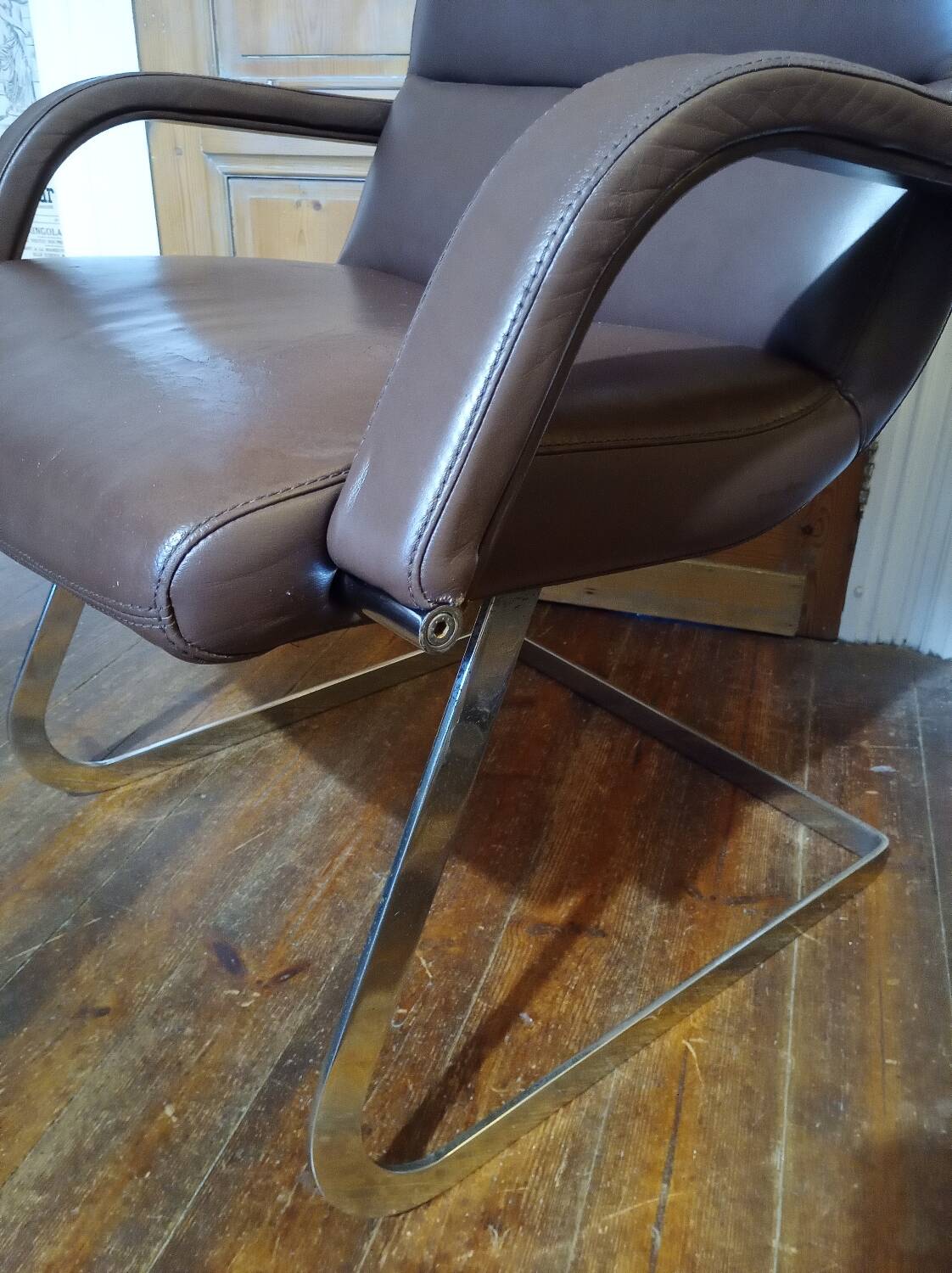 Deux fauteuils cuir et chrome 1970