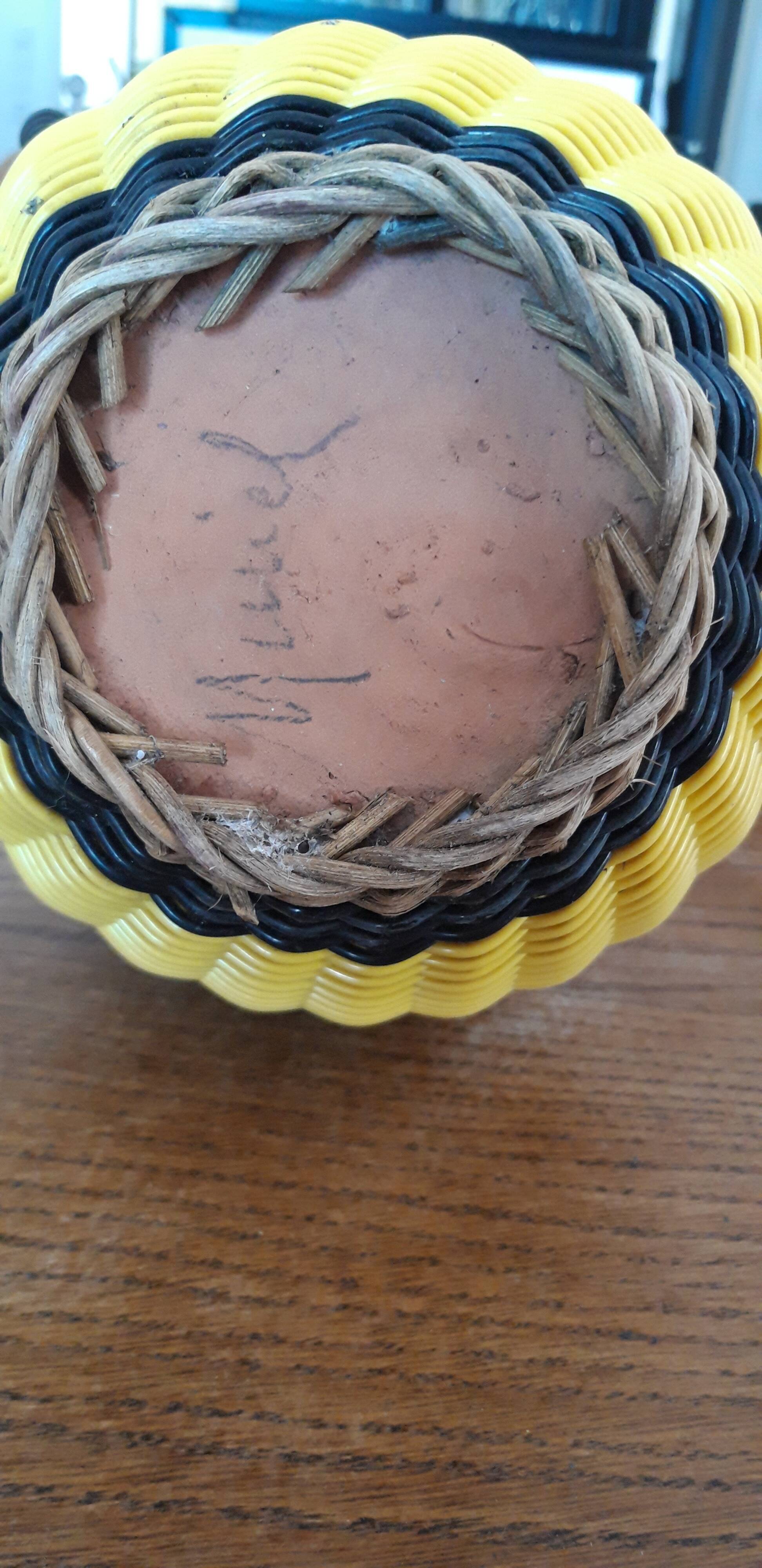 Sandstone and scoubidou potiche