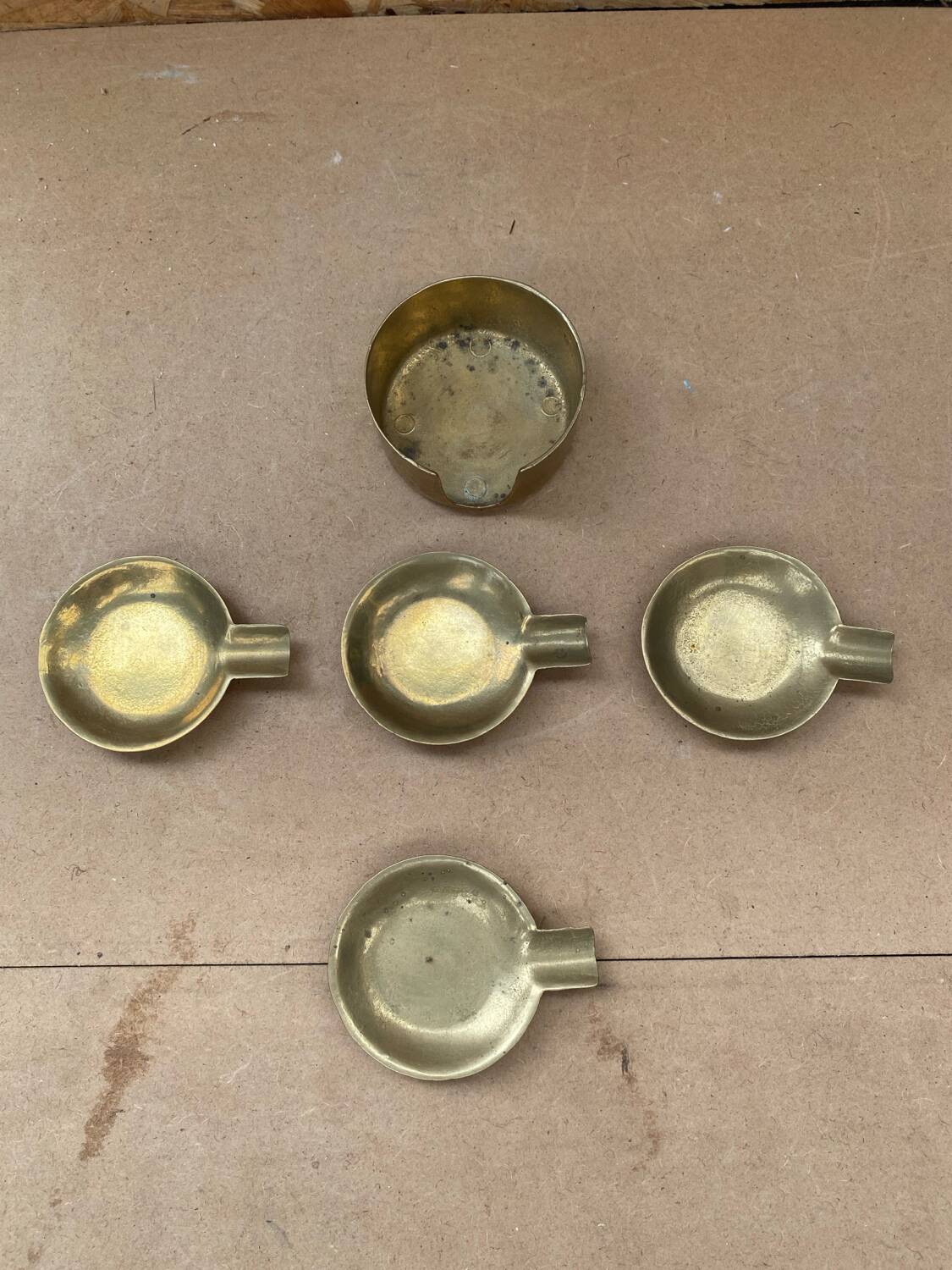 Series 5 old stackable gold metal ashtrays + vintage support