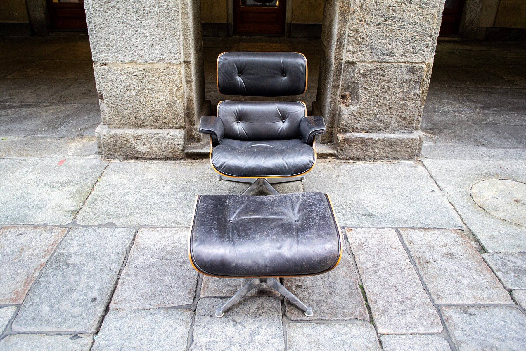 Poltrona con poggiapiedi di Charles & Ray Eames per Herman Miller, anni '70