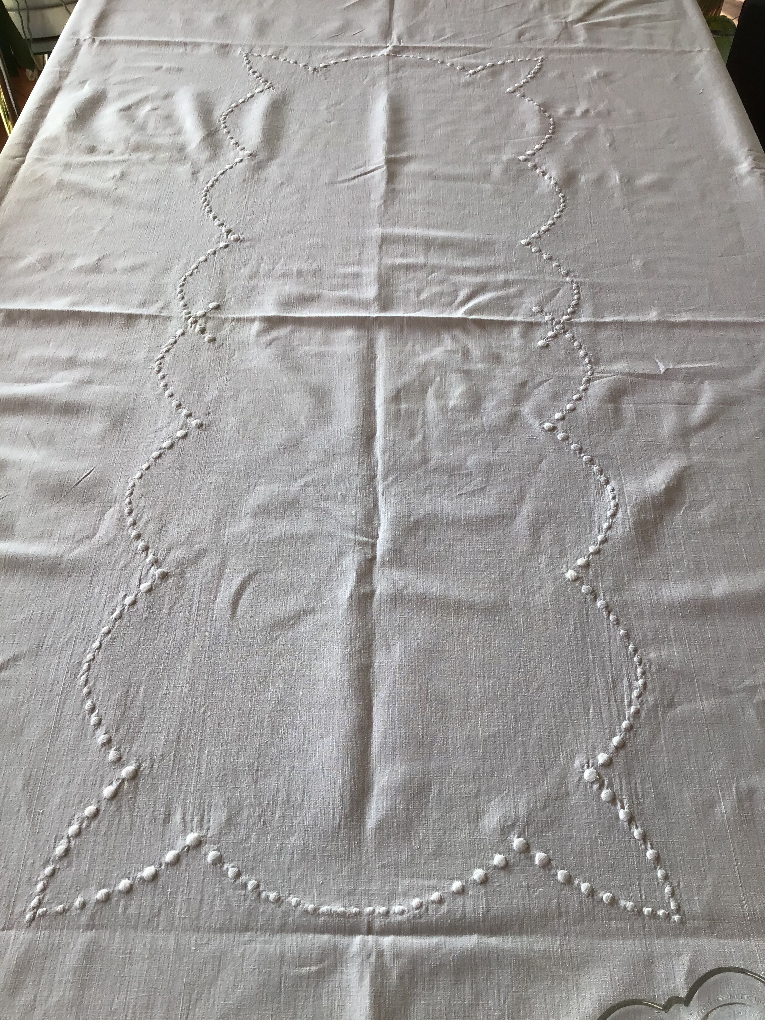 Nappe rect 165x230cm embroidered polka dots in the center.