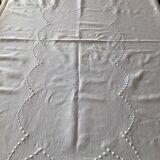 Nappe rect 165x230cm embroidered polka dots in the center.