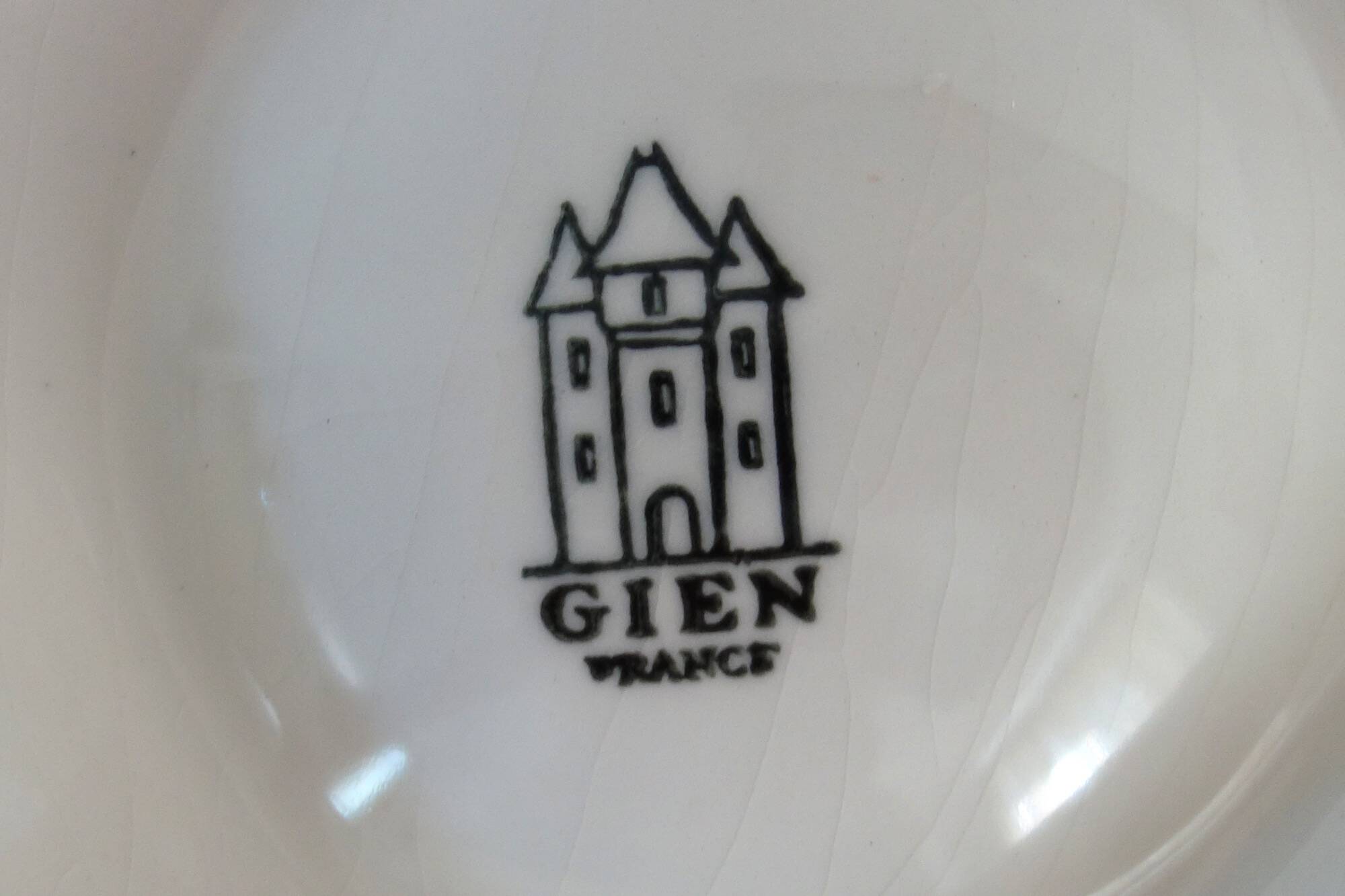 8 vintage Gien ceramic barbotine oyster plates