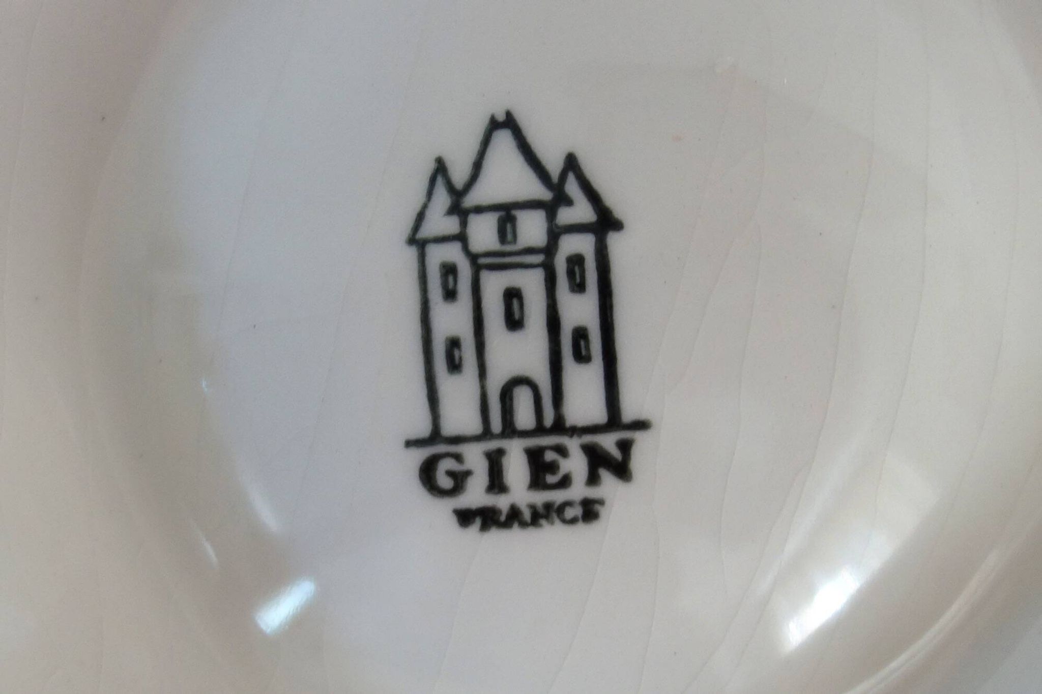 8 vintage Gien ceramic barbotine oyster plates