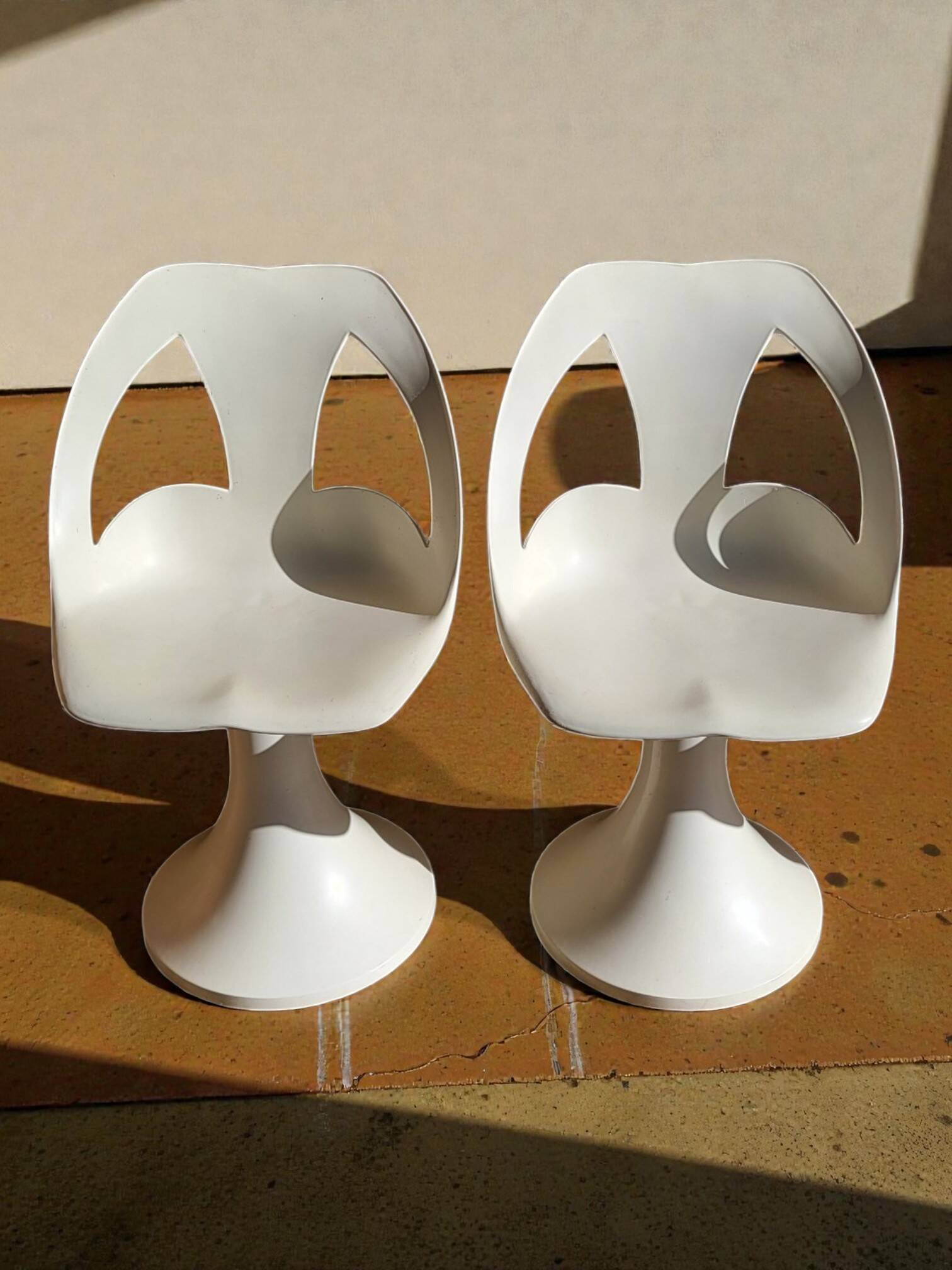 4 chairs and 1 Space Age table from the 1960s.