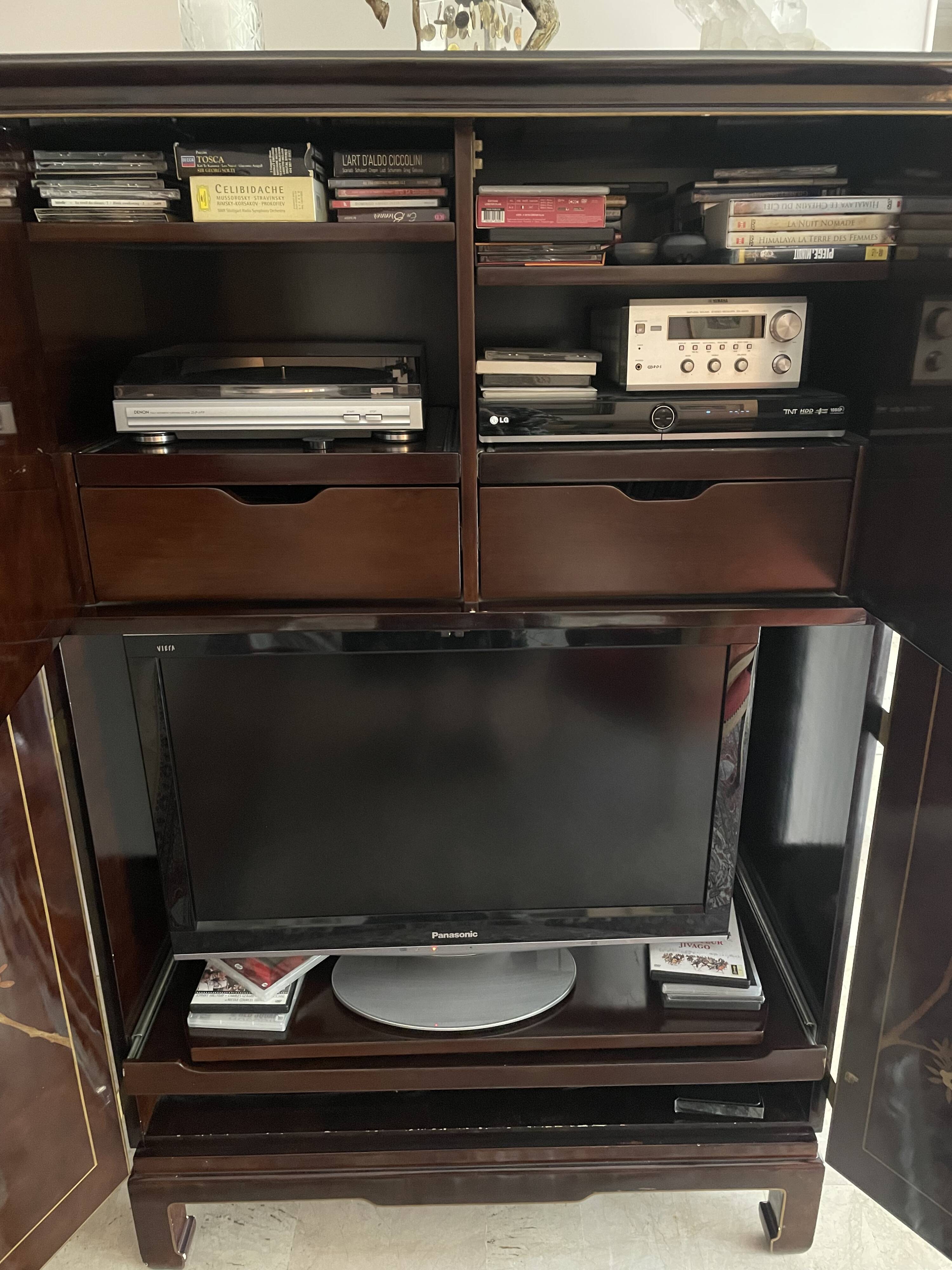 Lacquered TV unit