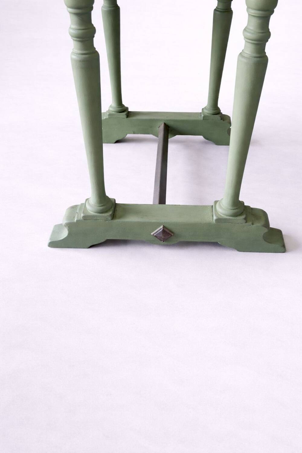 Table ancienne de métier en bois patiné, piètement vert – 105 cm