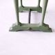 Table ancienne de métier en bois patiné, piètement vert – 105 cm