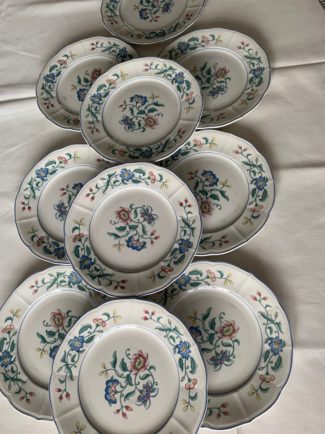 Villeroy and Boch Delia dinner plates