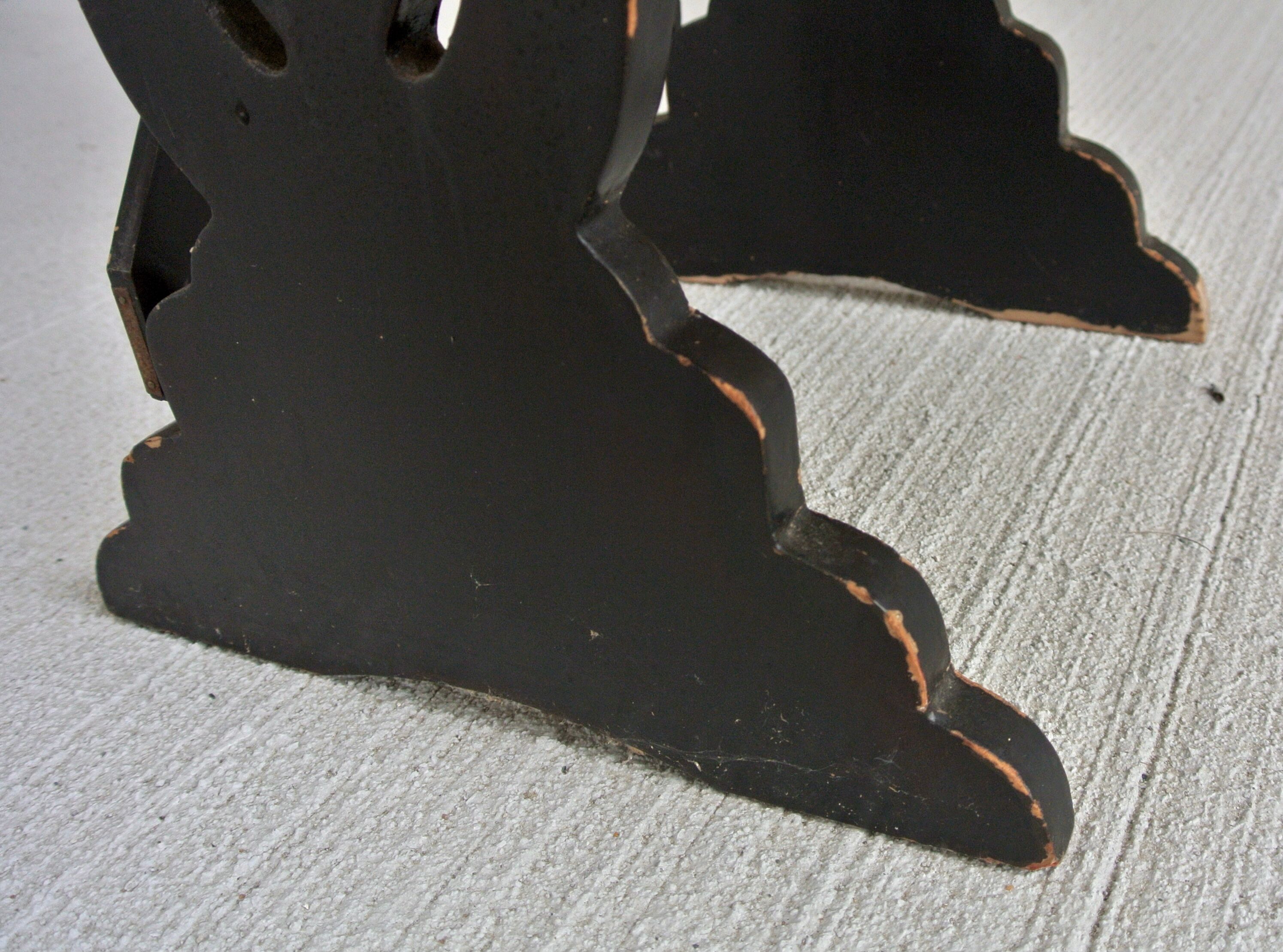 Paire de tables gigognes en bois noir - plateau à décor de dragons