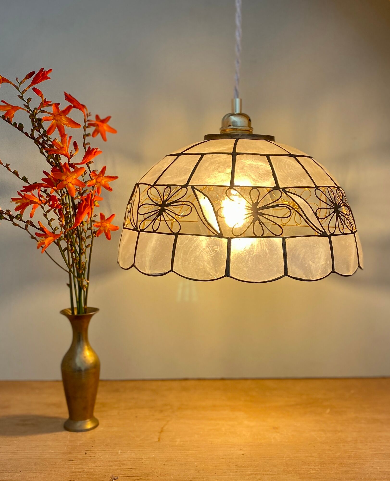 Vintage lampshade suspension in mother-of-pearl and brass