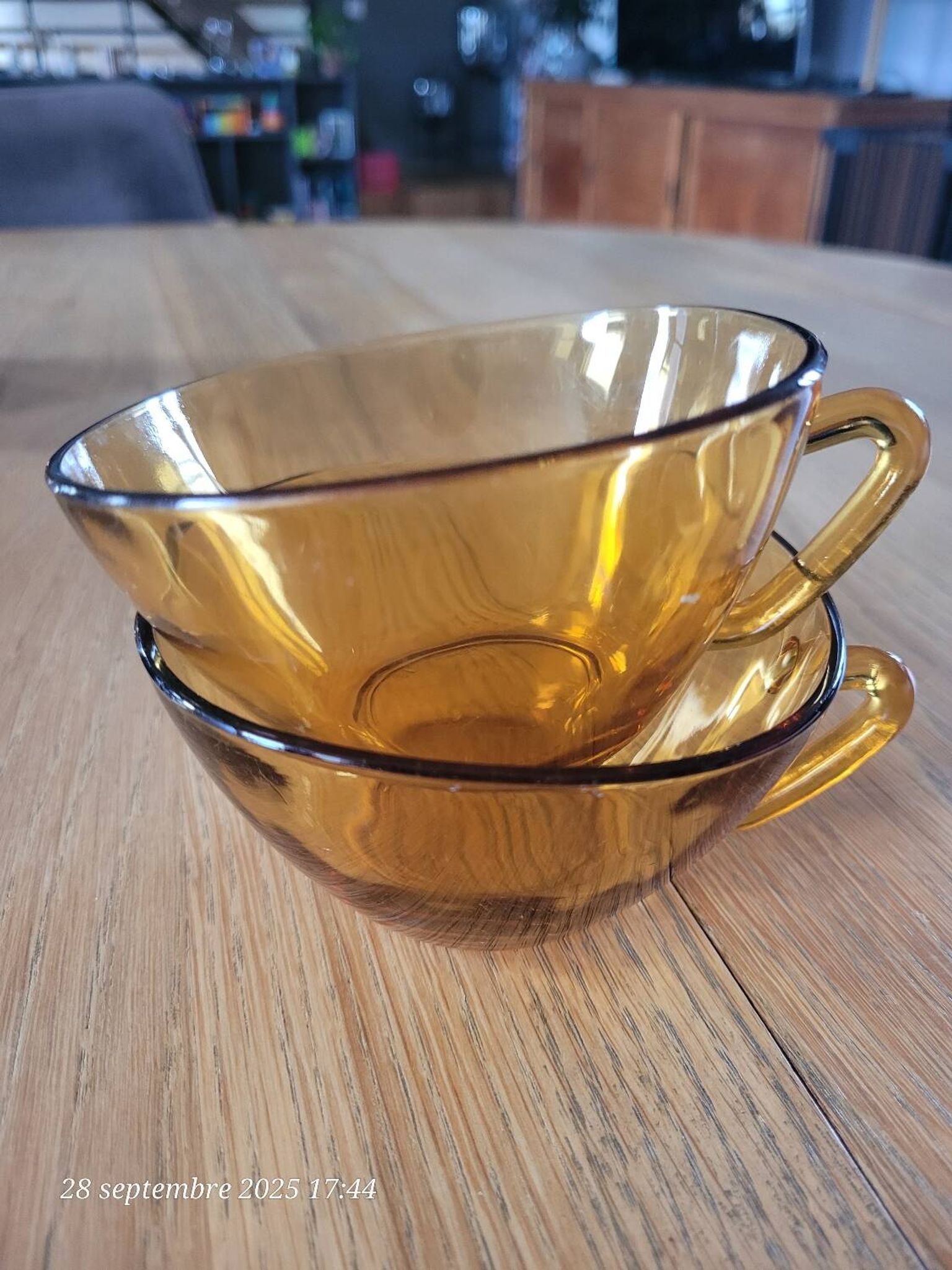2 tasses à thé en verre ambré  Vereco