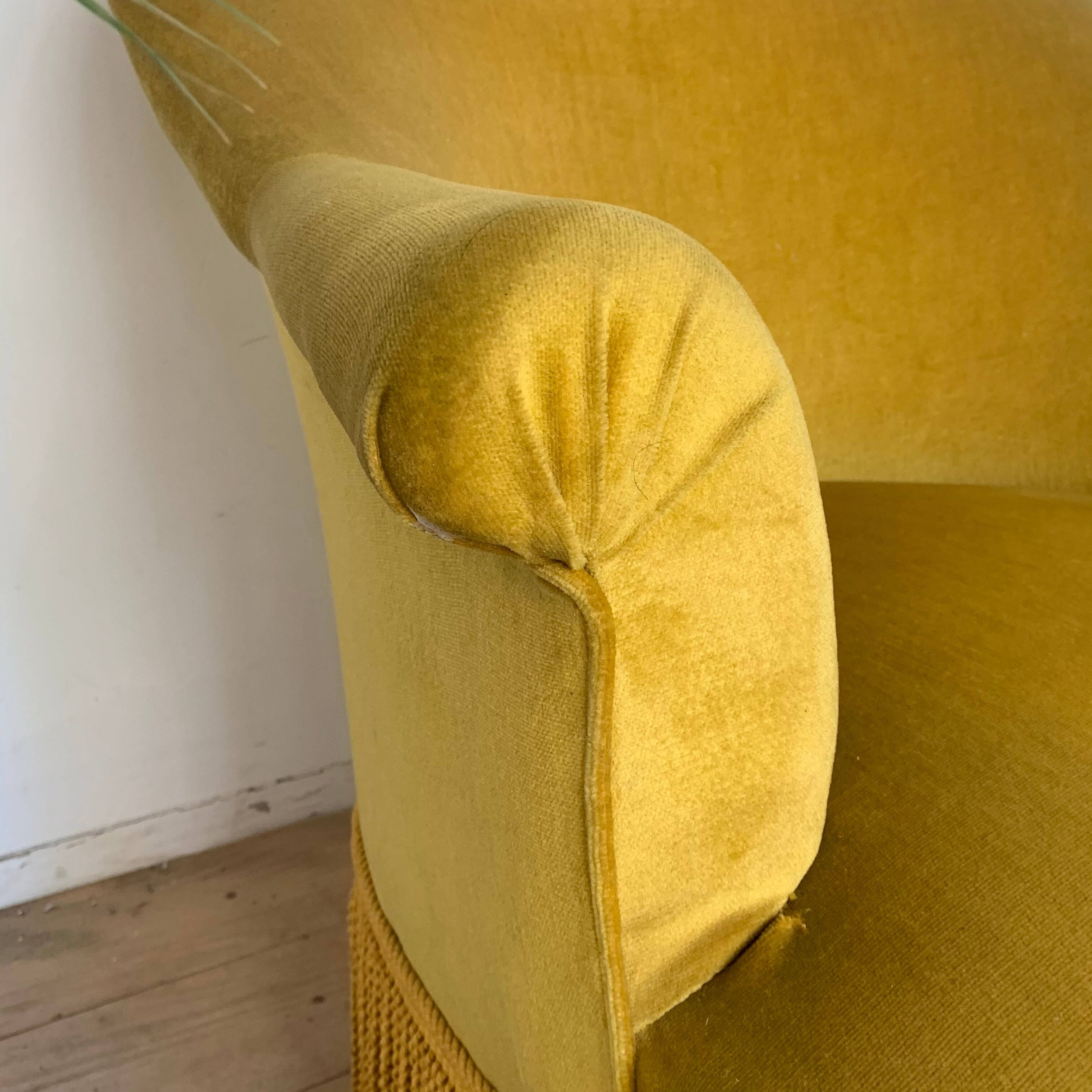 Yellow velvet toad chair