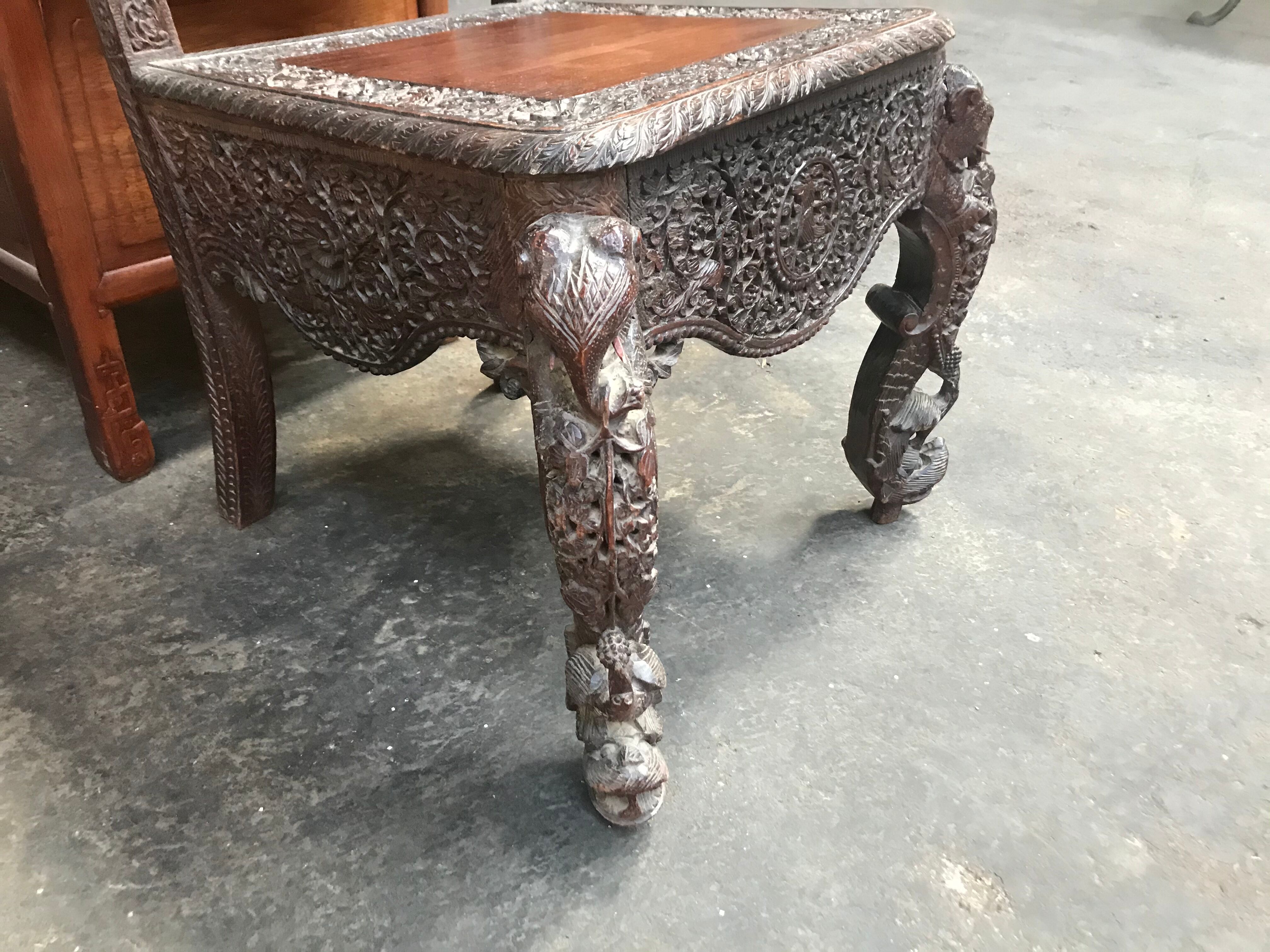 Chaise indienne en bois sculpté
