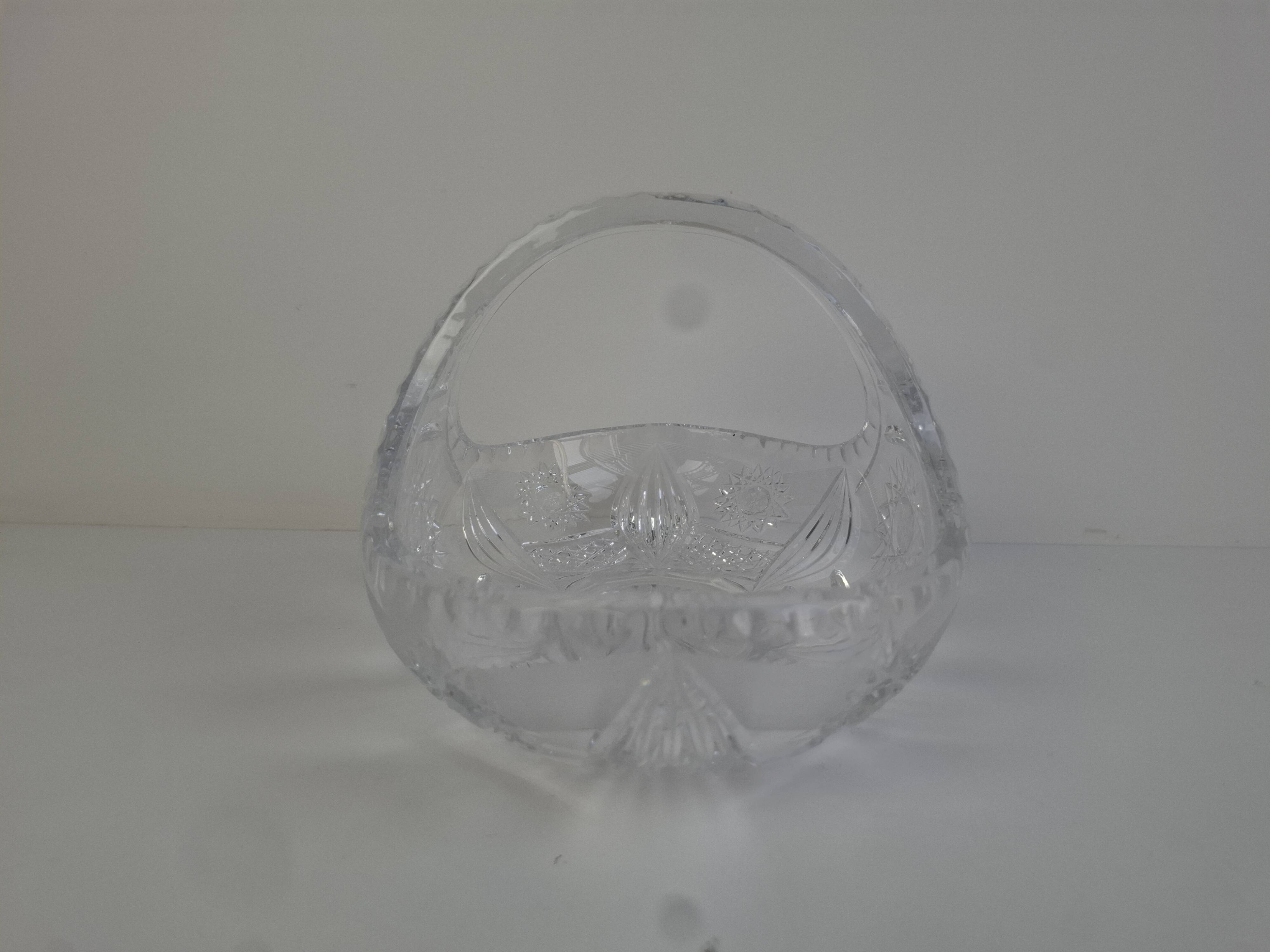 Panier en cristal taillé tchécoslovaque du milieu du XXe siècle