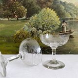 2 coupes à champagne anciennes en verre décor gravé