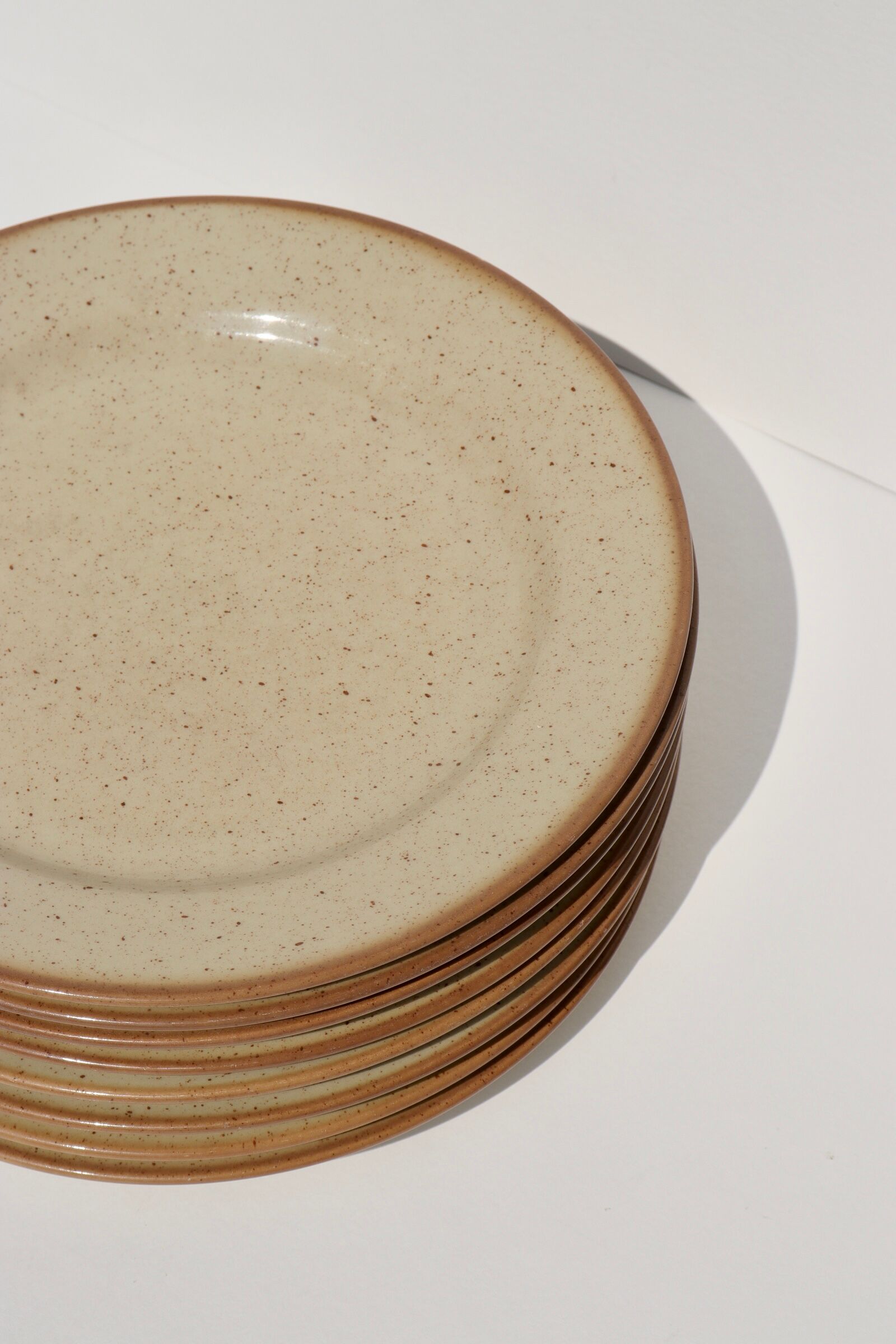 8 plates in speckled Tulowice sandstone