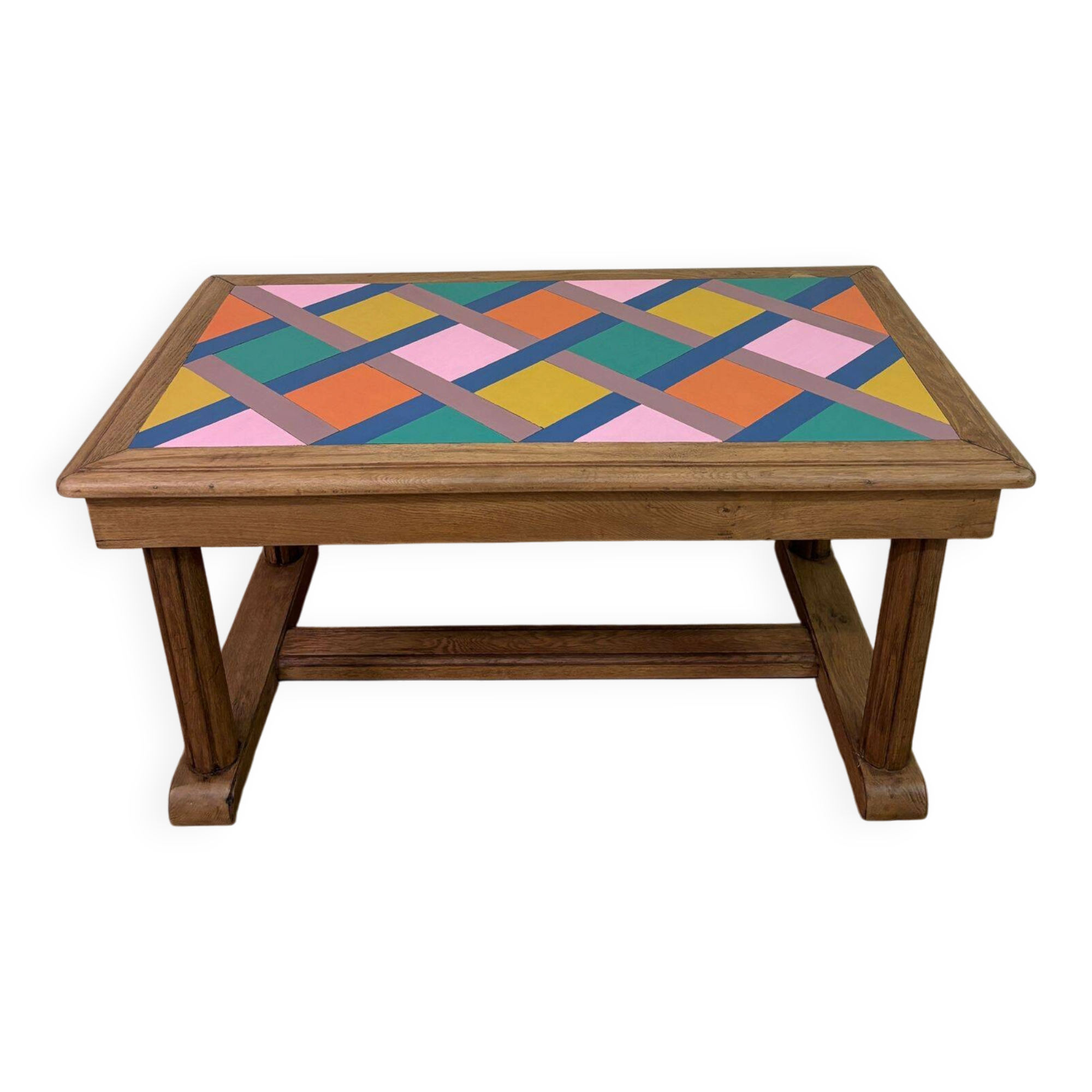 Table basse en bois revisitée - plateau géométrique coloré
