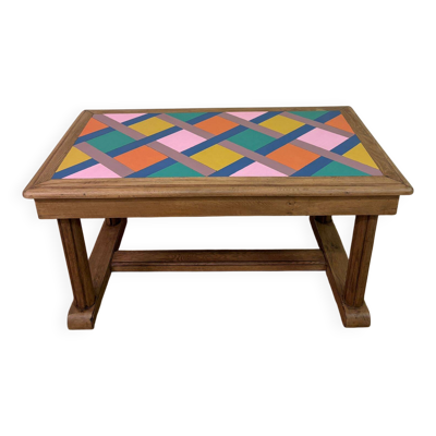 Table basse en bois revisitée - plateau géométrique coloré