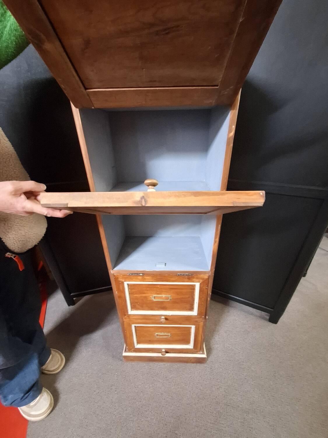 Wooden workshop cabinet with flaps