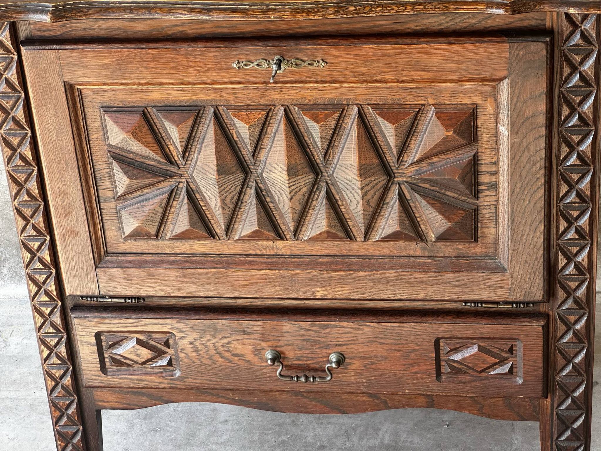 Petit meuble de rangement en chêne sculpté – circa 1930