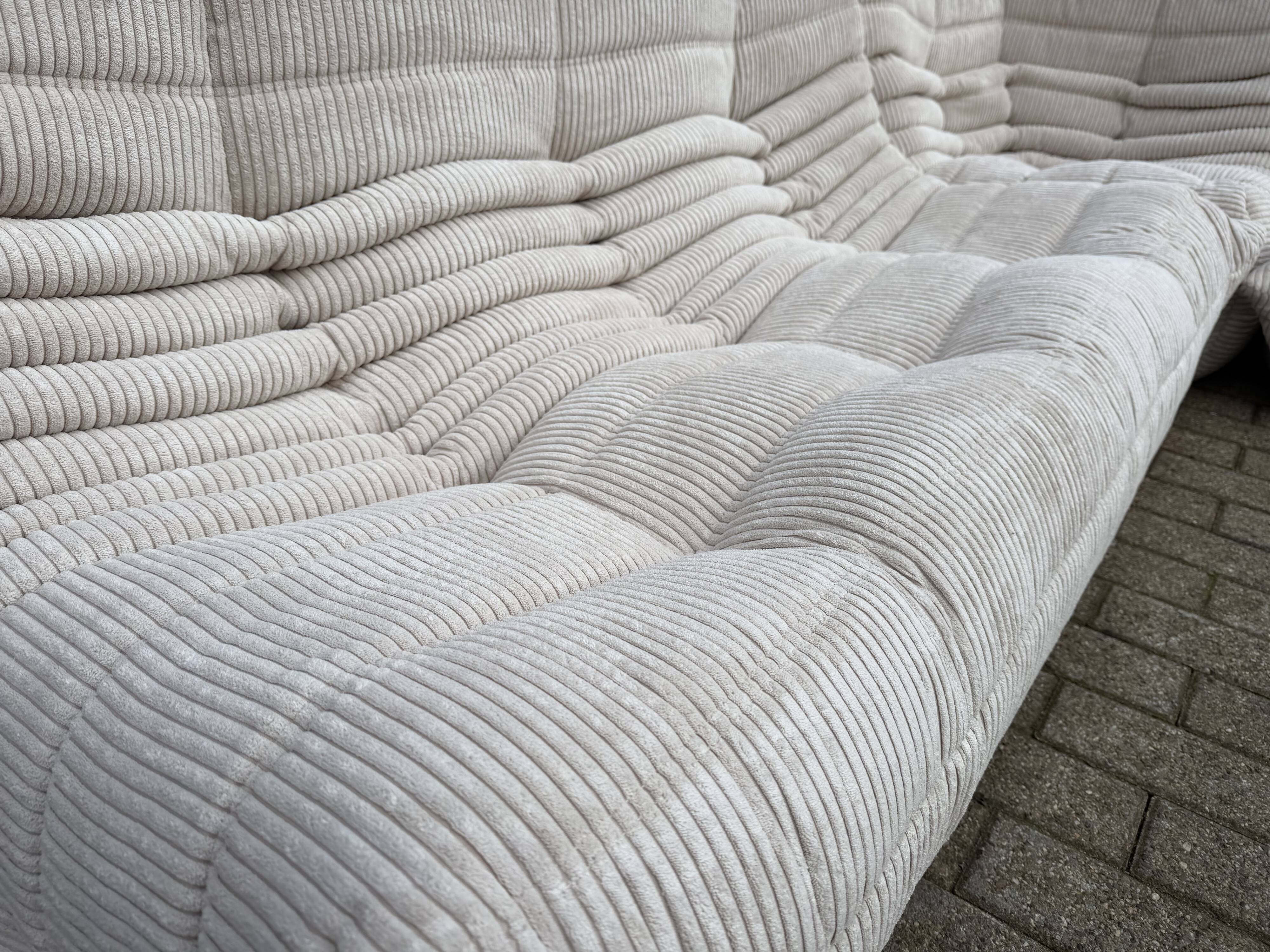 Ligne Roset Togo 3 places, 2 places et d'angle en velours côtelé beige