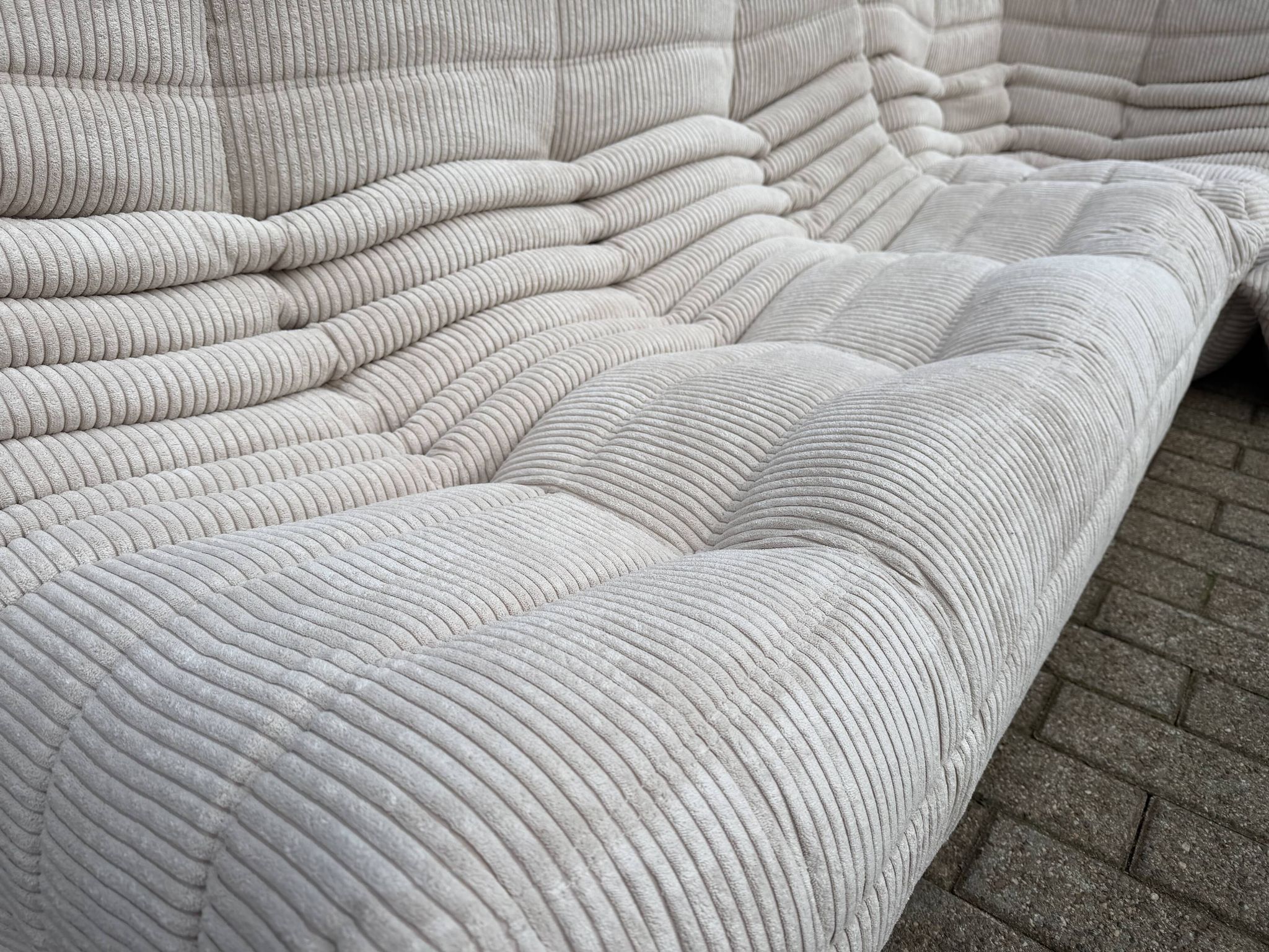 Ligne Roset Togo 3 places, 2 places et d'angle en velours côtelé beige