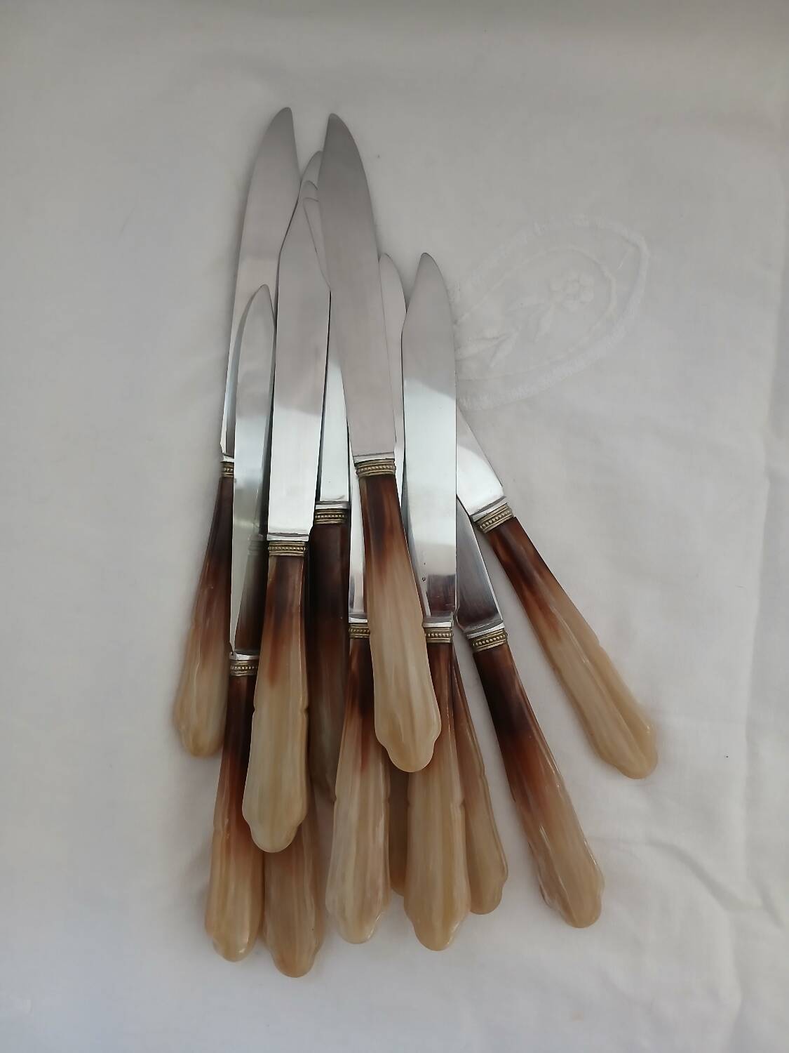 12 couteaux anciens en bakélite + inox