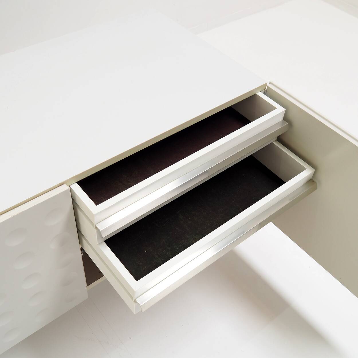 Buffet vintage avec de belles portes graphiques