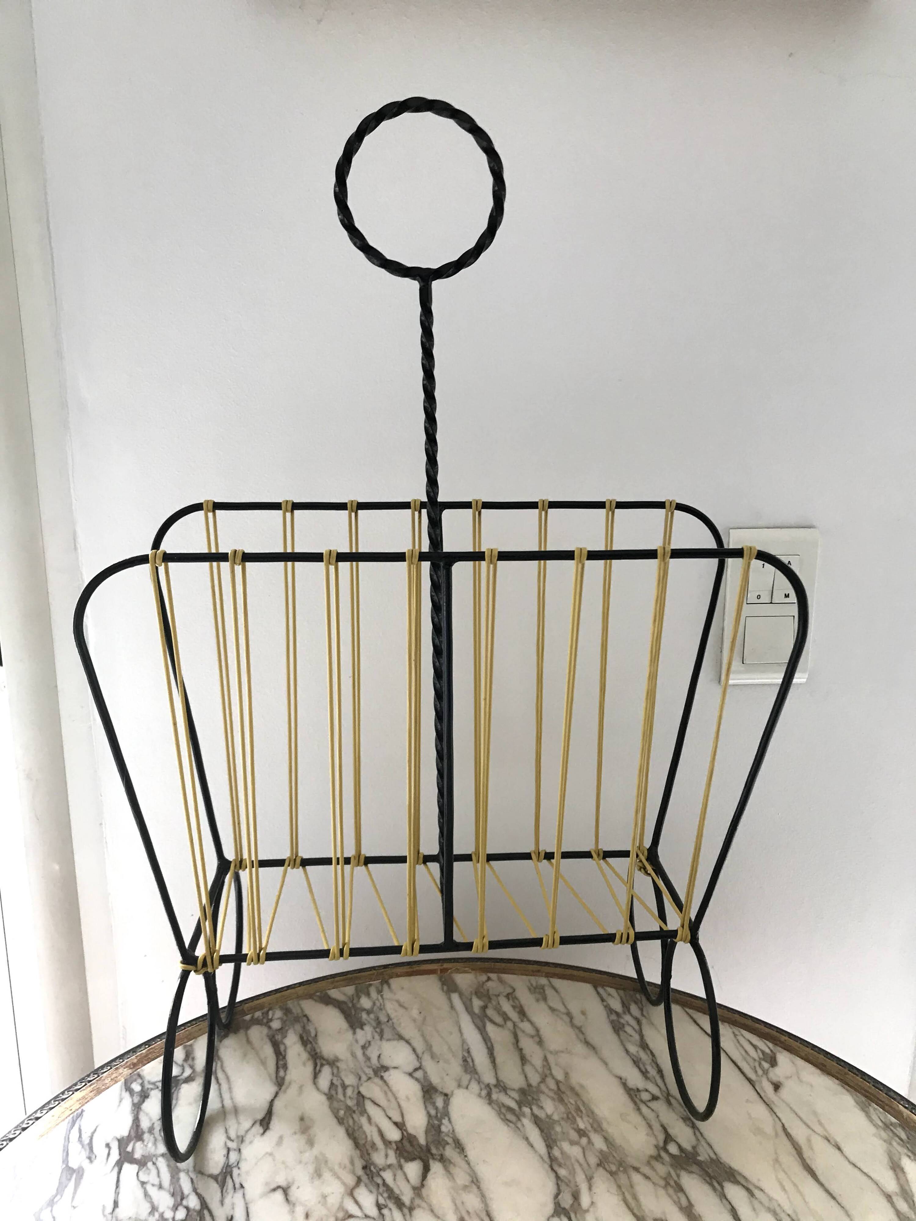 Scoubidou magazine rack