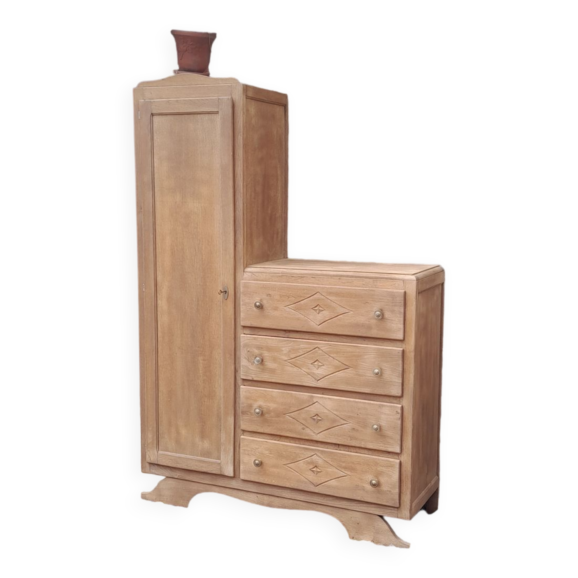 Asymmetrical cabinet