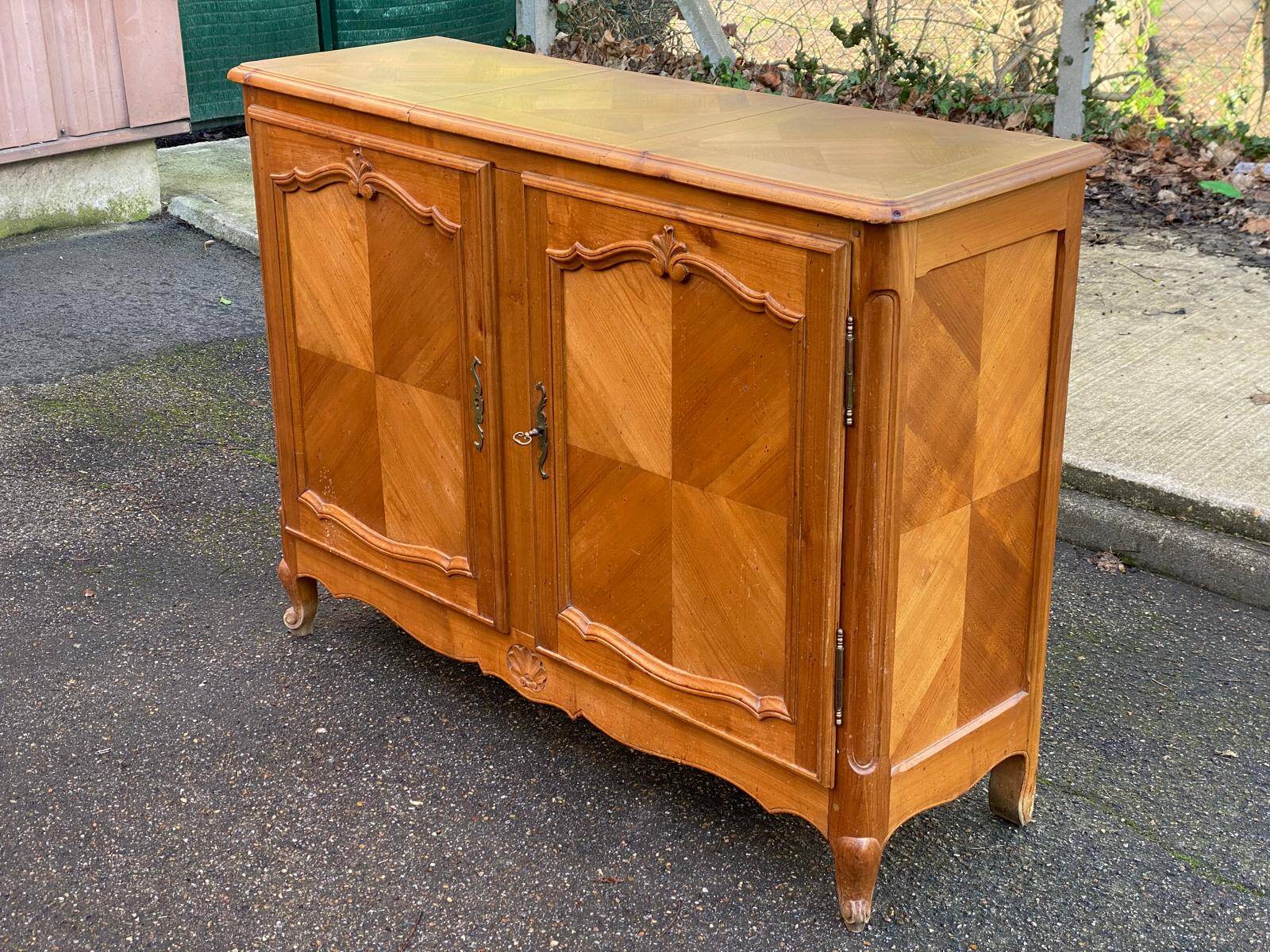 Louis XV buffet in solid wood from the 20th century with a turntable.