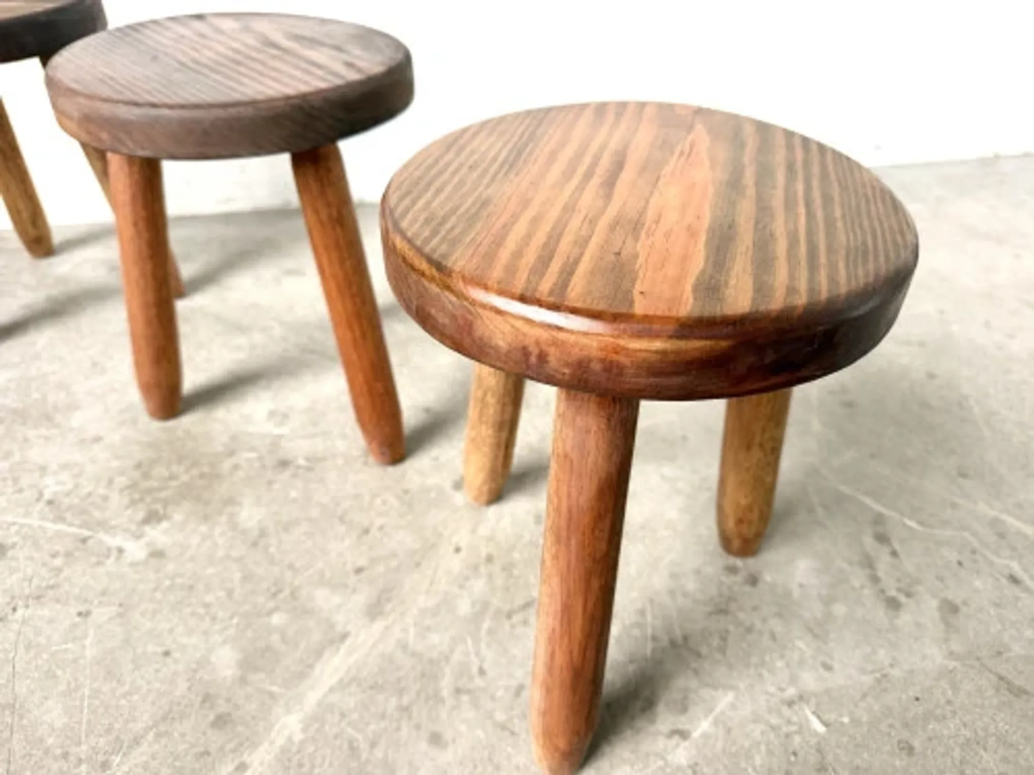 Série de 3 tabourets tripodes en hêtre, années 60