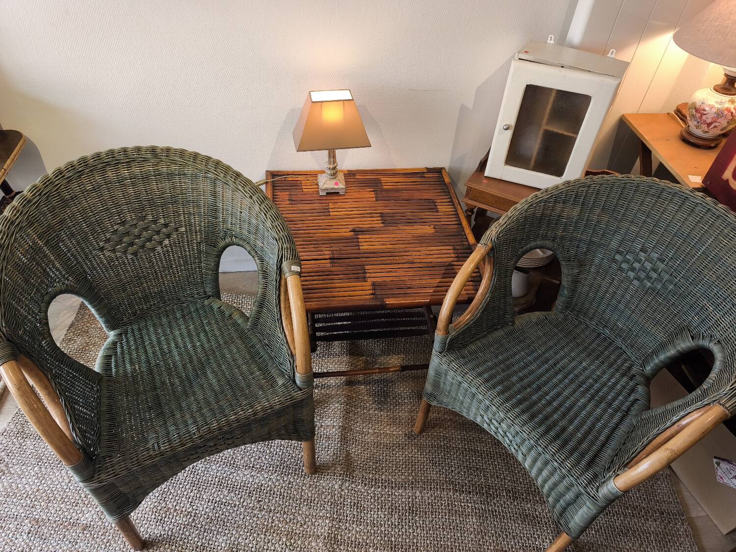 Fauteuil en osier bleu