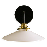 Applique murale en opaline blanche - douille et bras laiton, support metal