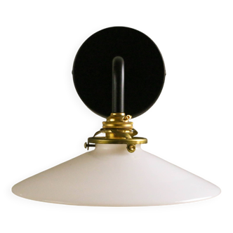 Applique murale en opaline blanche - douille et bras laiton, support metal