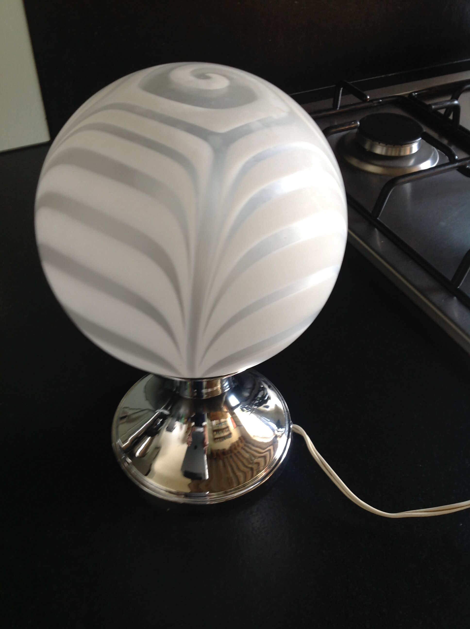 Lampe vintage, chrome et opaline, année 70