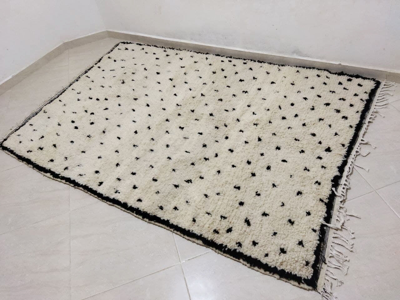 Tapis berbère a pois  224 x 155 cm