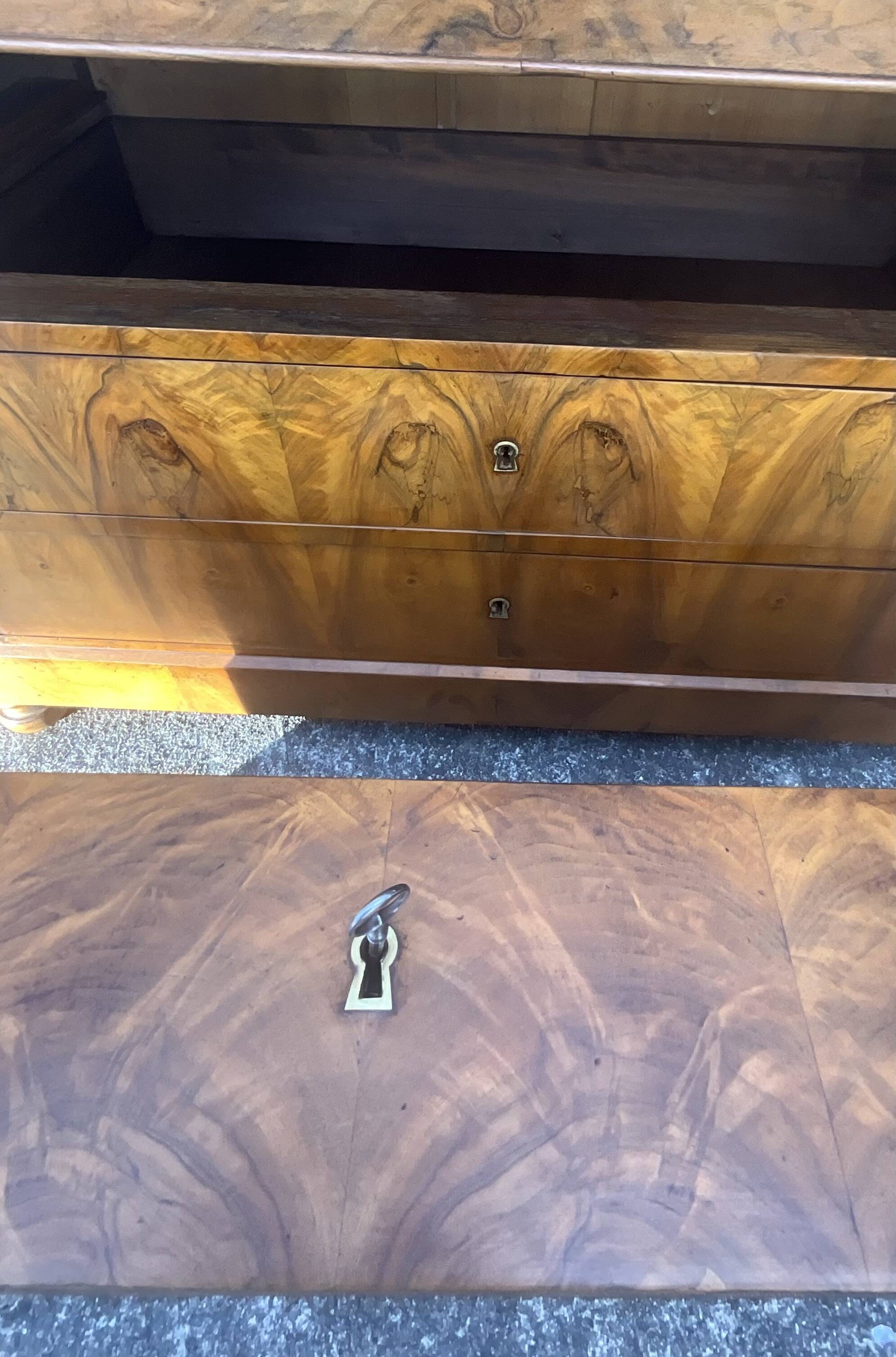 Louis-Philippe commode in walnut burl with pink marble – 19th century