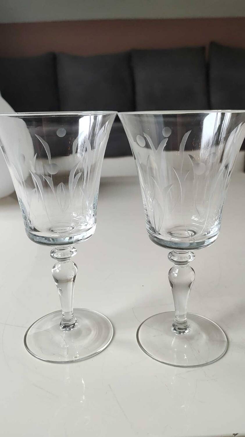 Set of 8 glasses with flared neck, in crystal. With frosted plant decoration. Height 16 cm