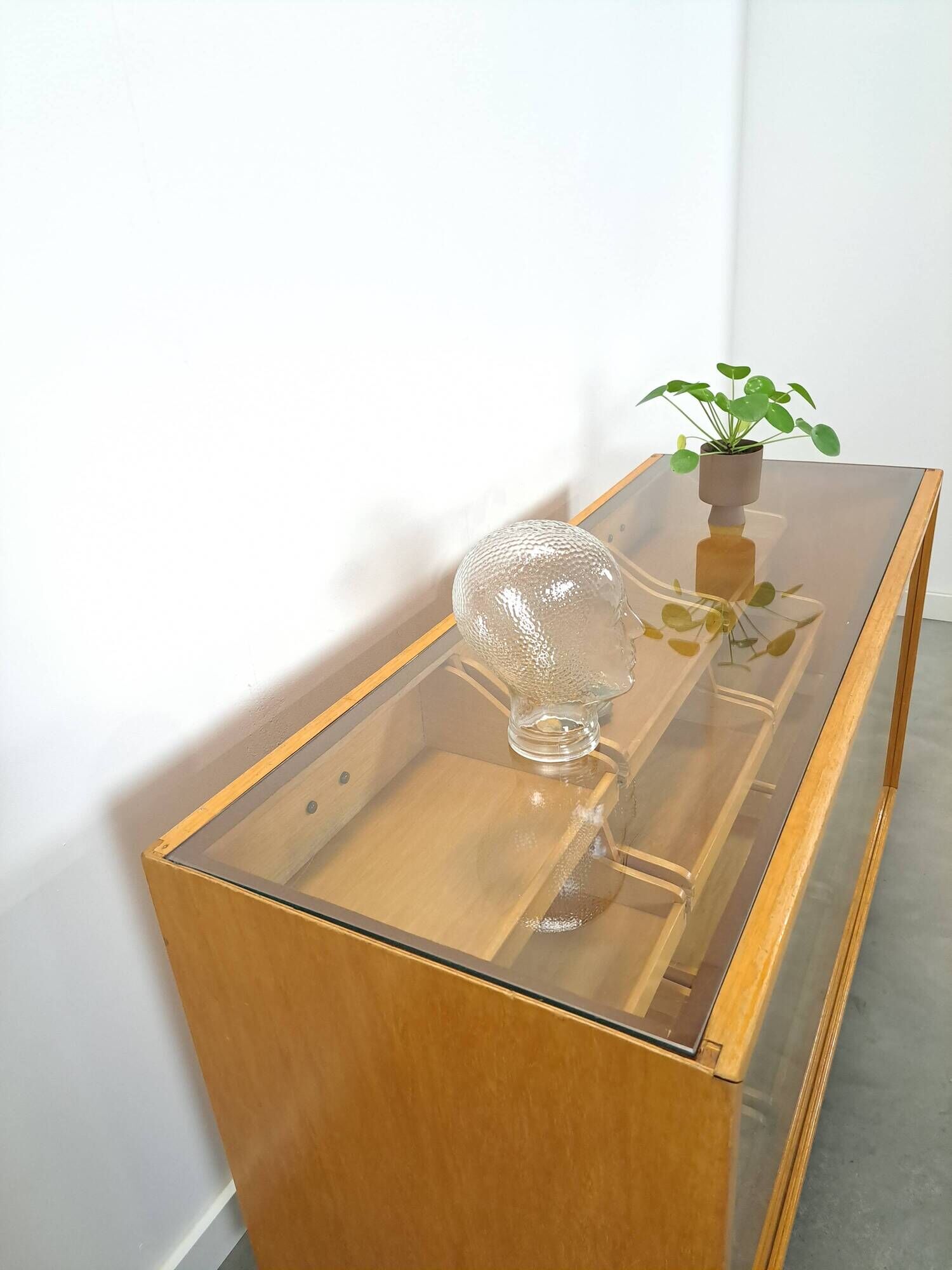 Vitrine de comptoir avec 12 tiroirs et plateau en verre