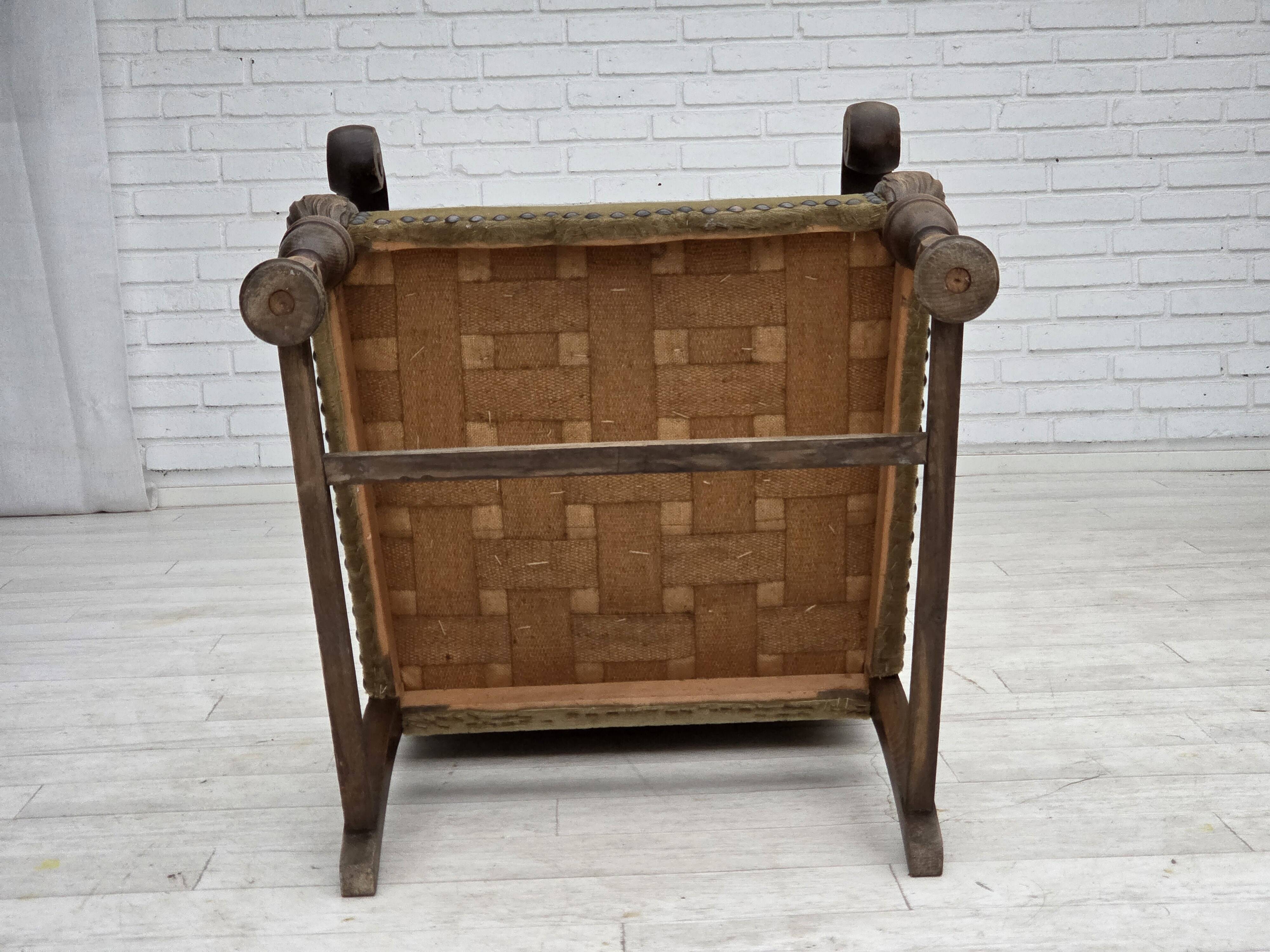 Fauteuil danois à dossier haut des années 1950, en laine tissée à la main, velours, bois de chêne sculpté.