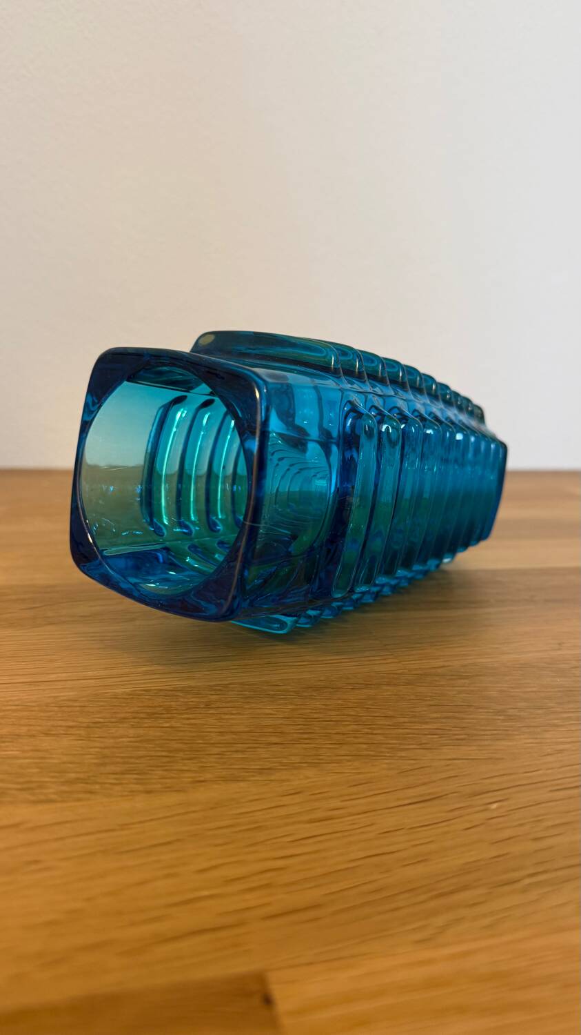 Vase en verre pressé “radiateur” de Frantisek Vizner, années 1960.