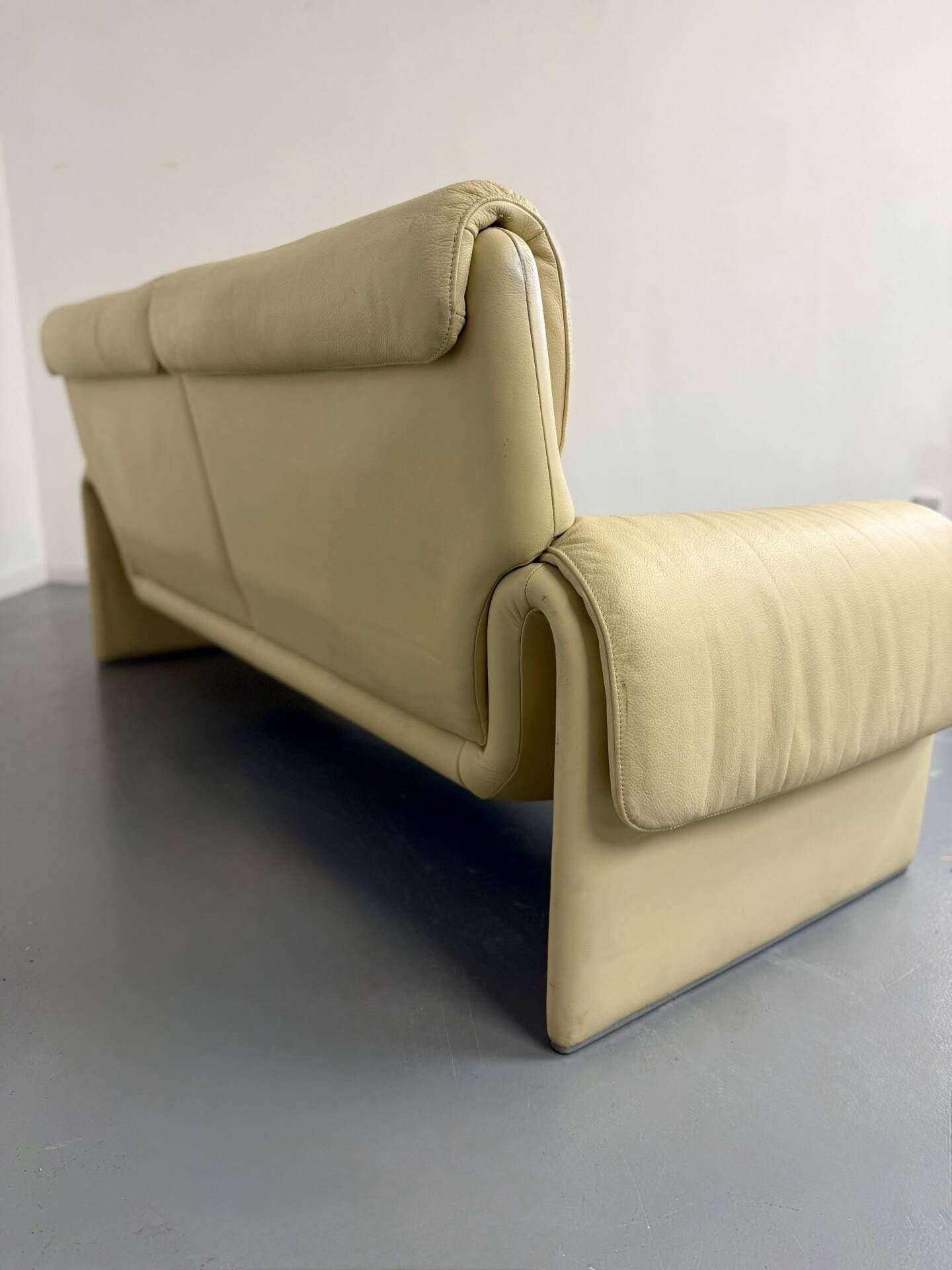 Two-seater designer sofa De Sede DS-2011 in cream leather with adjustable backrest.