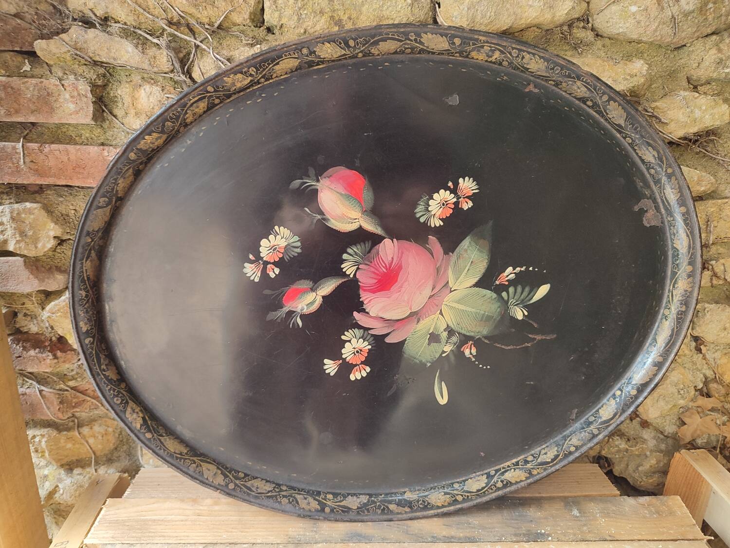 Hand-painted tray in enamelled sheet metal with a bouquet of Napoleon flowers