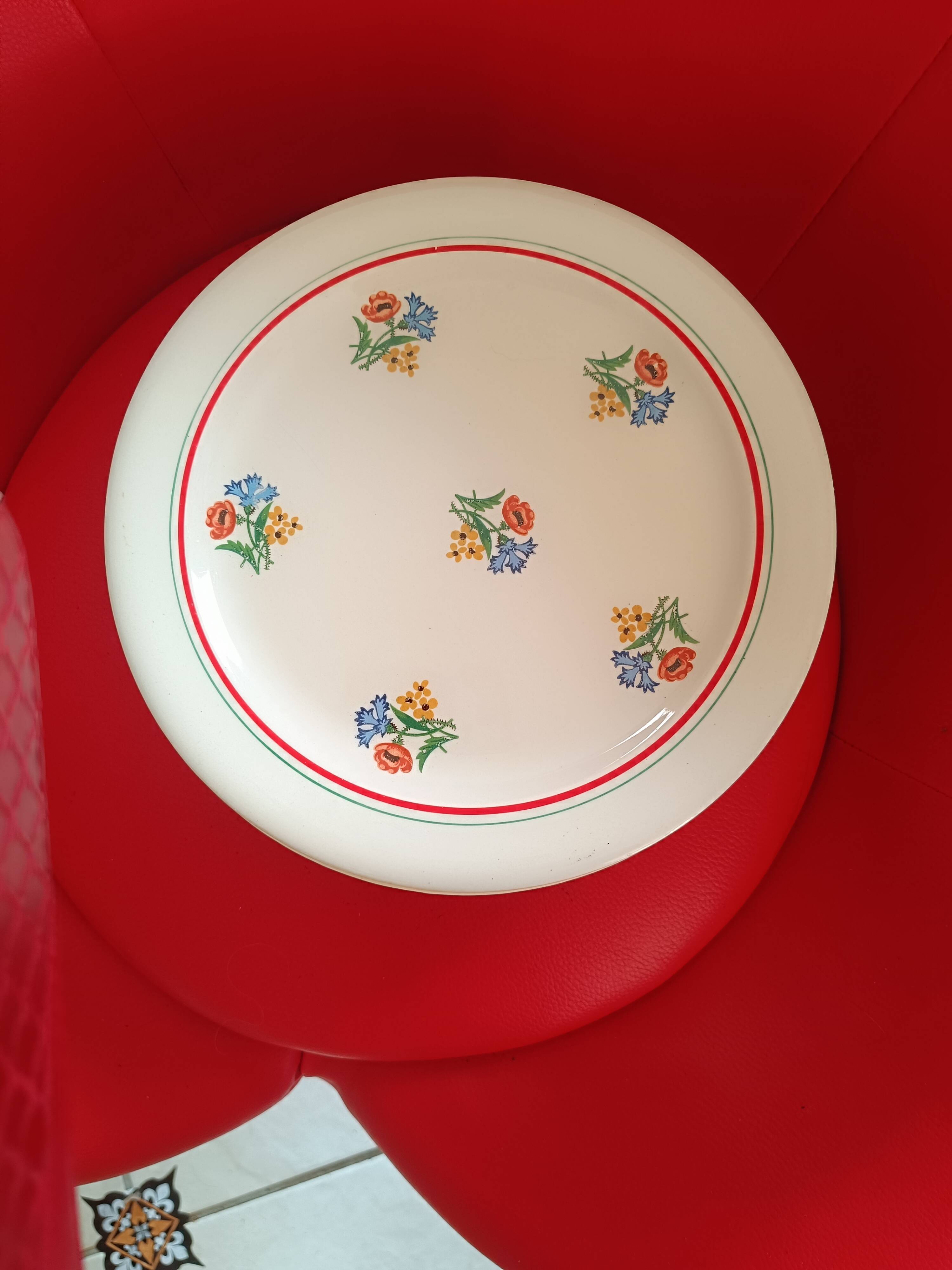 11 Gien dessert plates.